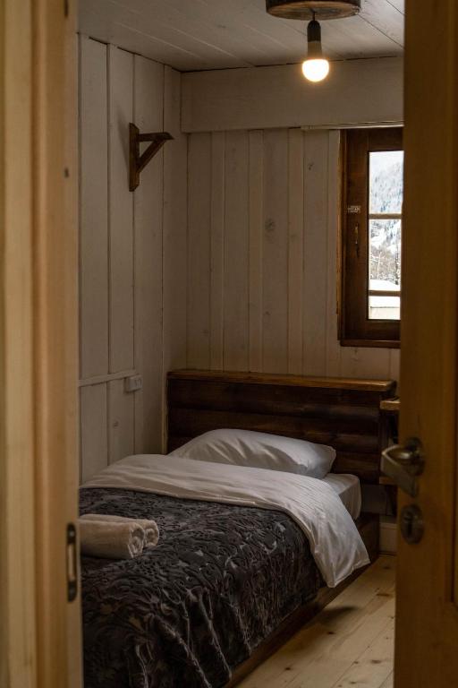 Postel nebo postele na pokoji v ubytování Feel Funny House Svaneti