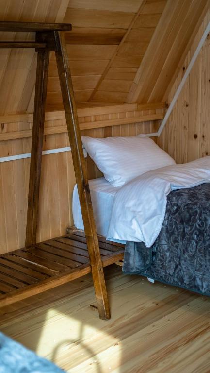 Postel nebo postele na pokoji v ubytování Feel Funny House Svaneti