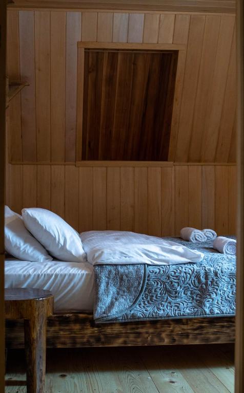 Postel nebo postele na pokoji v ubytování Feel Funny House Svaneti