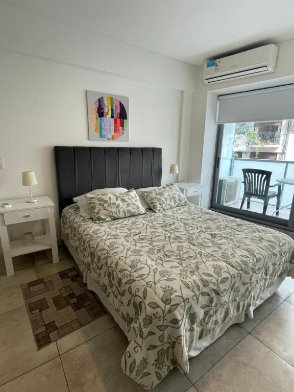 1 dormitorio con cama y ventana en Beautiful & bright new studio en Buenos Aires