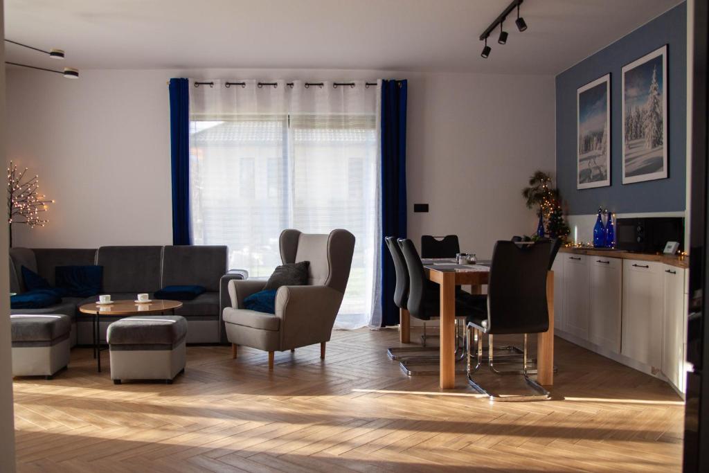 TV a/nebo společenská místnost v ubytování Apartament rodzinny Słoneczna Sosnówka