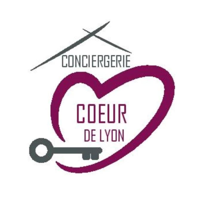 a graduation cap and a heart with the words confederate occur delyn at Porte du Vieux Lyon 2, le long du quai in Lyon
