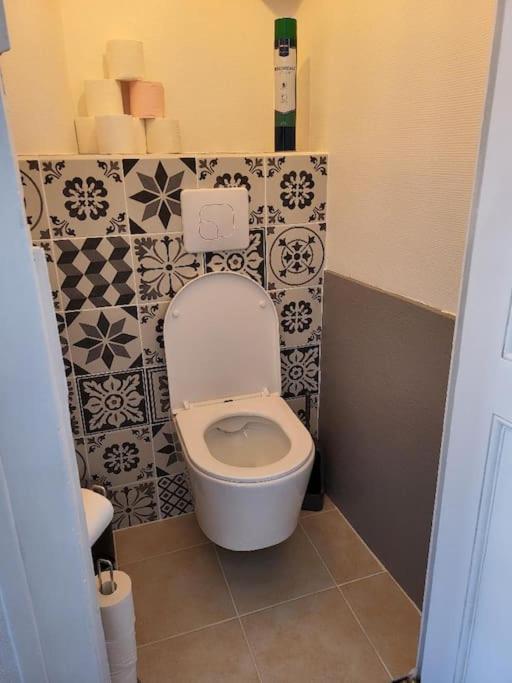 a bathroom with a white toilet in a room at Porte du Vieux Lyon 2, le long du quai in Lyon