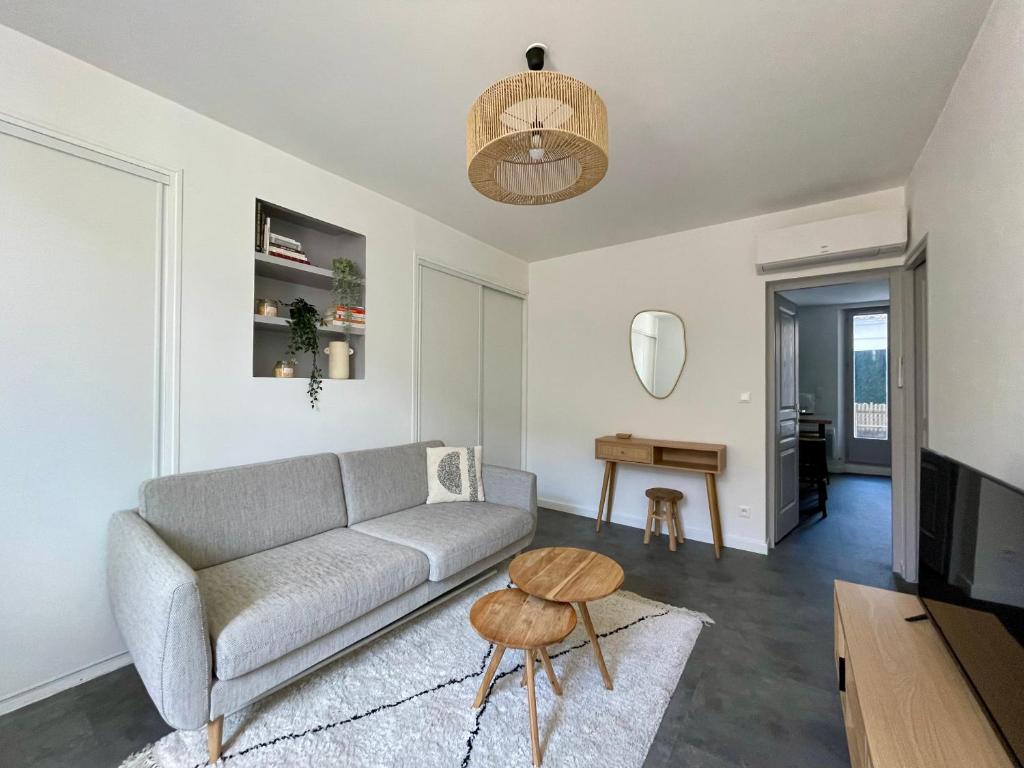 sala de estar con sofá y mesa en Le Limoni - Climatisé avec Patio privatif, en Brignoles