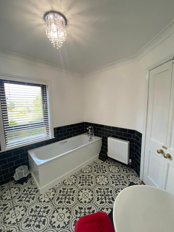 Koupelna v ubytování NEW LISTING Faye’s Place