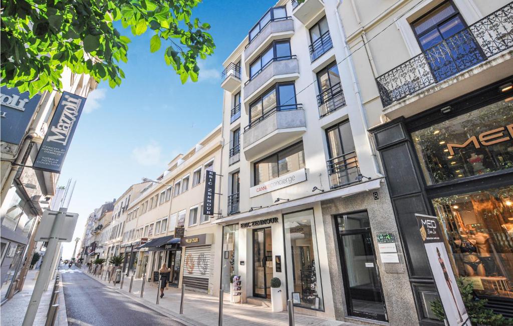 カンヌにある1 Bedroom Amazing Apartment In Cannesの大きな建物が並ぶ街道
