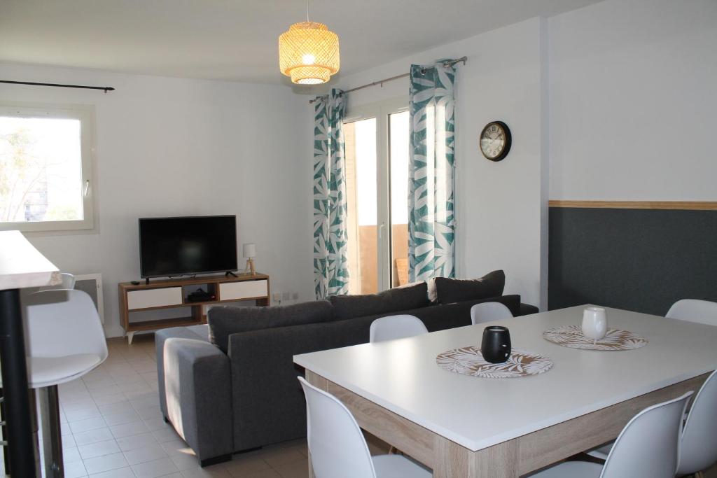 Televízia a/alebo spoločenská miestnosť v ubytovaní Location Ajaccio