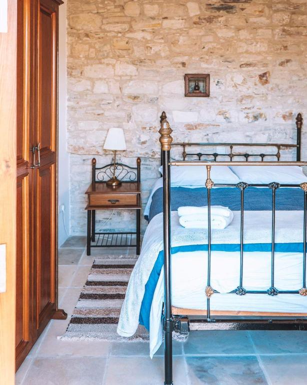 Postel nebo postele na pokoji v ubytování Lazaros Stonehouse