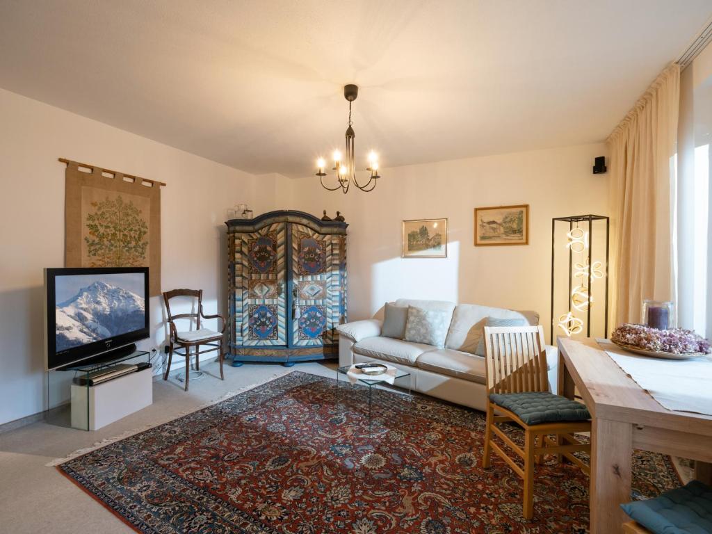 uma sala de estar com um sofá e uma televisão em Appartement Gernot em Kirchberg in Tirol