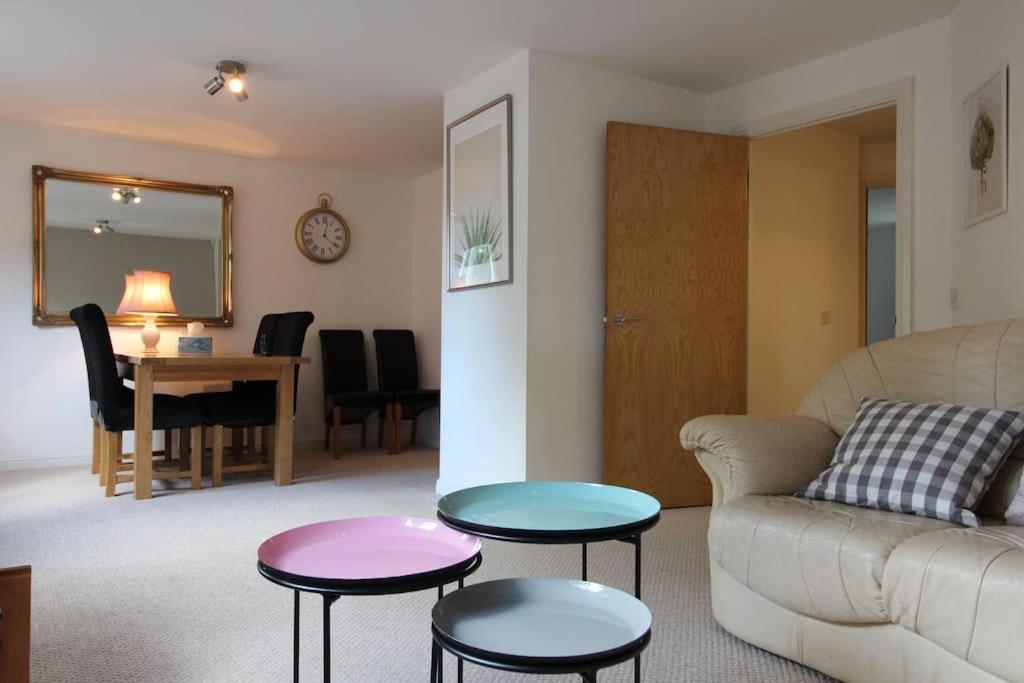 sala de estar con sofá y 2 mesas en 3 bedroom flat 10 mins walk to Bay and City center Free Parking en Cardiff