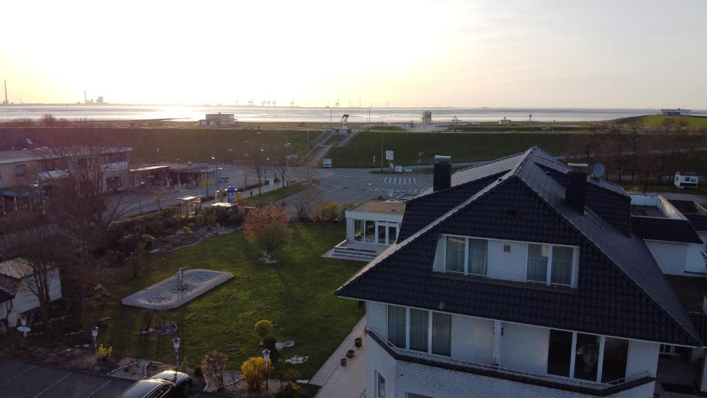 une maison avec une cour et un skateboard en face de la plage dans l'établissement Hotel Am Friesenstrand, à Butjadingen