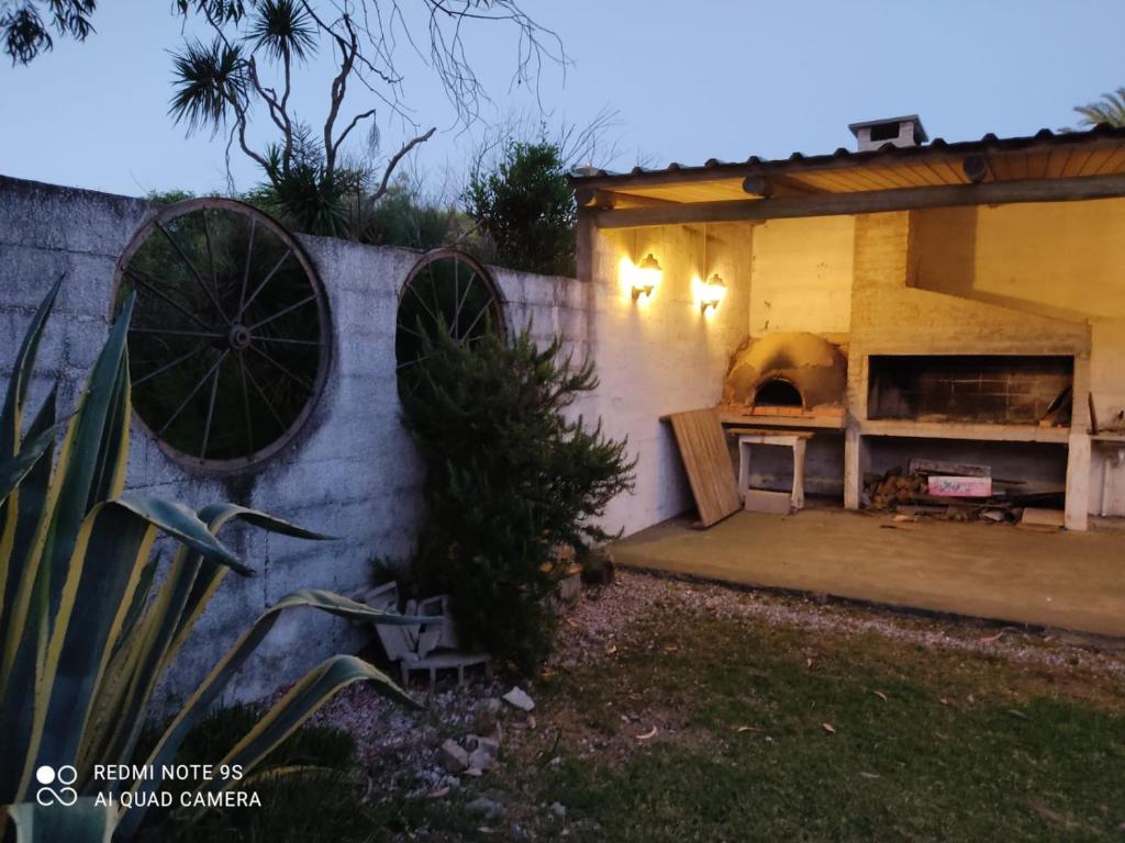 un patio trasero con un horno de pizza en la pared en Amplia casa en piriapolis a 4 cuadras de playa san francisco, en Piriápolis