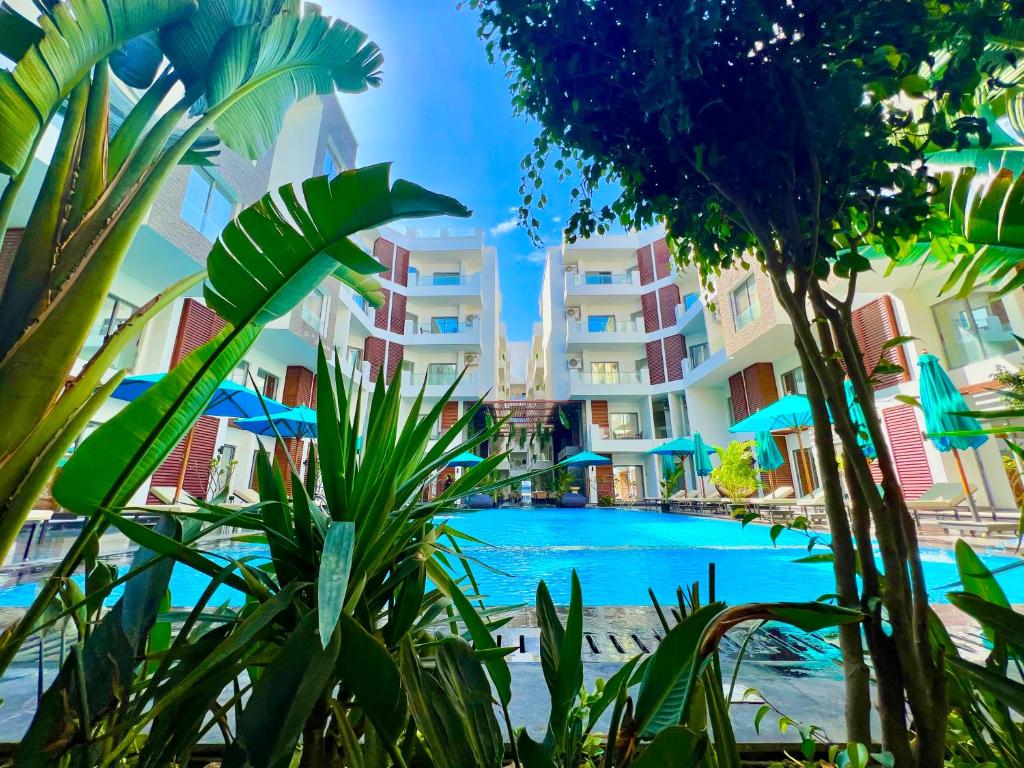 een resort met een zwembad en enkele gebouwen bij Imperial Resort Hurghada in Hurghada
