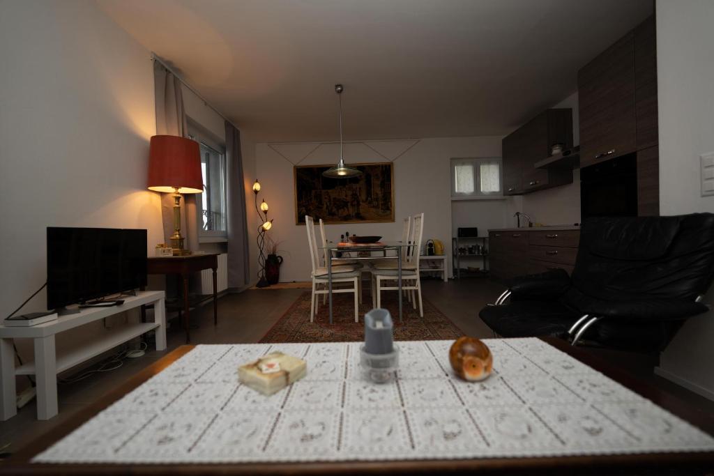 un soggiorno con tavolo e un soggiorno con divano. di Entire apartments with stunning view a Cademario