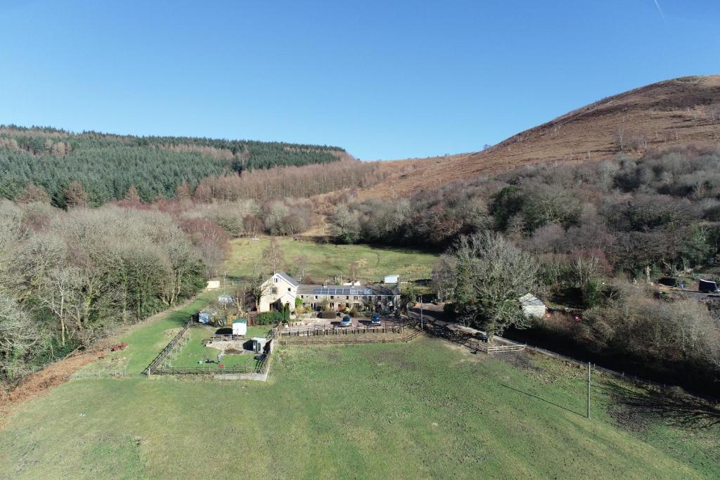 una vista aérea de una casa en un campo en Tunnel Cottages at Blaen-nant-y-Groes Farm, en Aberdare