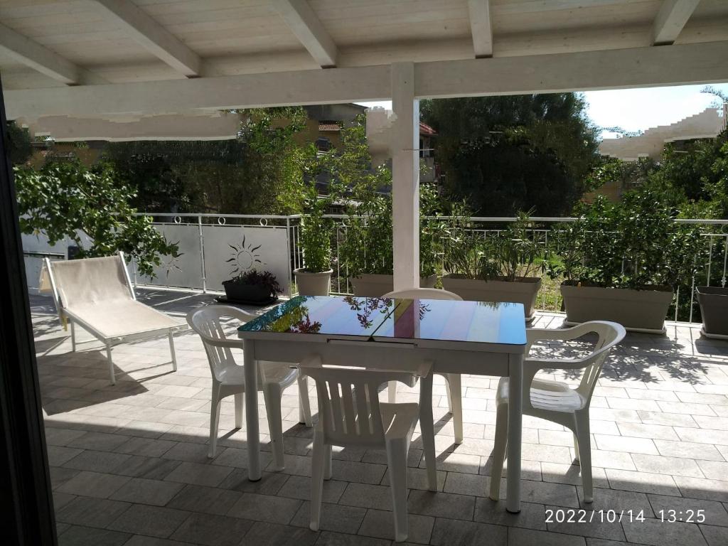 einen Tisch und Stühle auf einer Terrasse in der Unterkunft Palinuro Casa Vacanza Melita in Palinuro