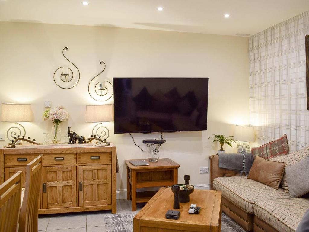A television and/or entertainment centre at Fionas Cottage