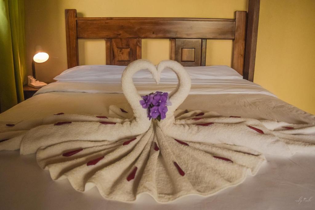 Postel nebo postele na pokoji v ubytování Essence Arenal Spa & Yoga