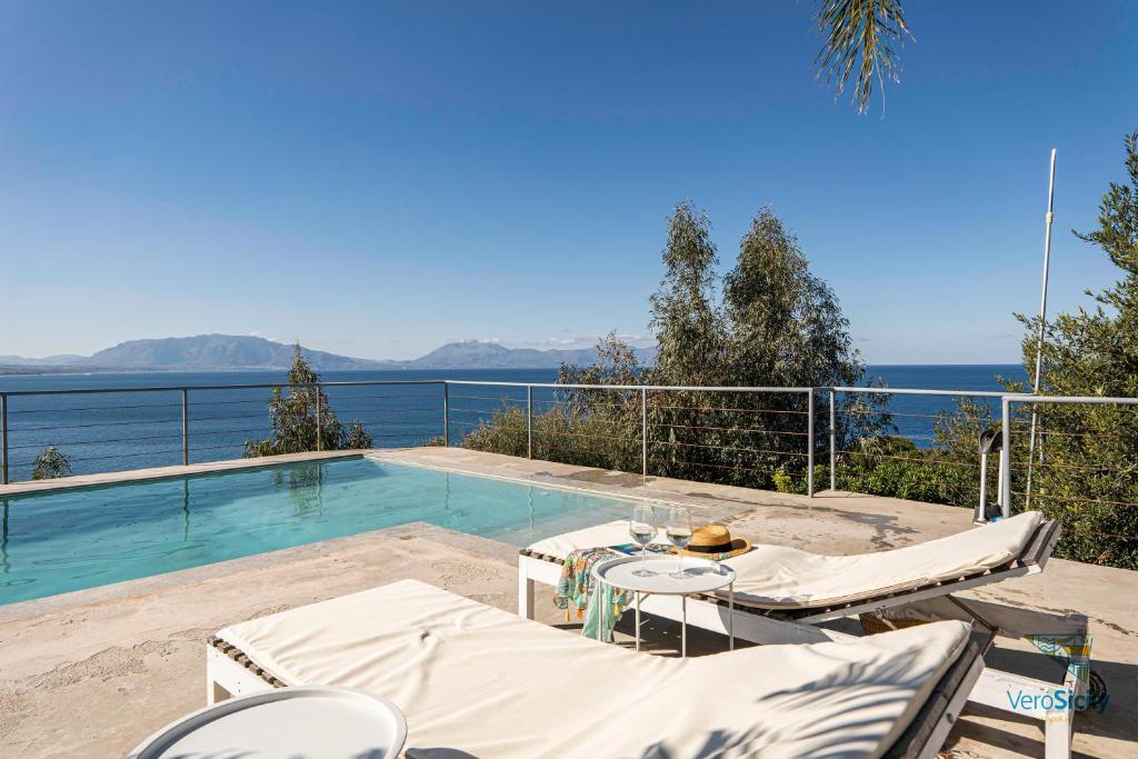 una piscina con vista sull'acqua di Villa Giacona Venuti a Terrasini