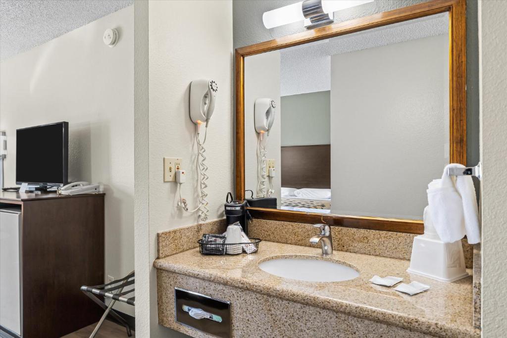 TV a/nebo společenská místnost v ubytování Bend Inn & Suites