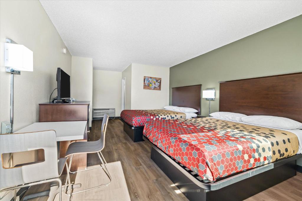 Postel nebo postele na pokoji v ubytování Bend Inn & Suites