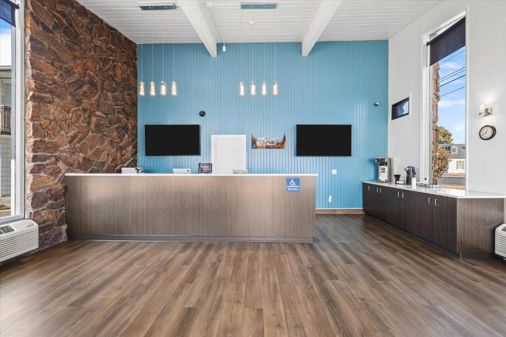 TV a/nebo společenská místnost v ubytování Bend Inn & Suites