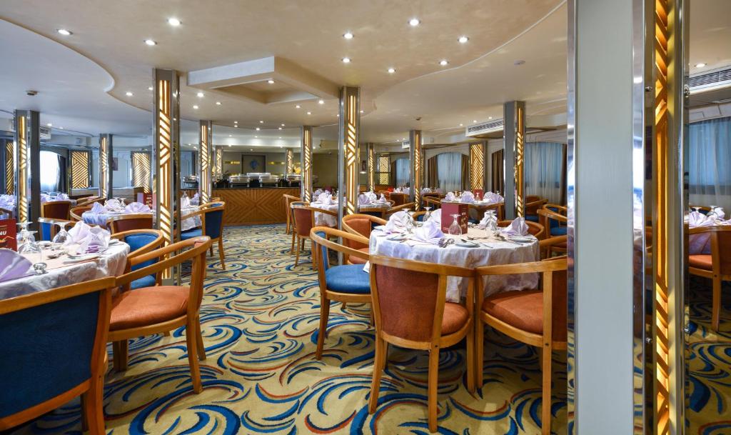 Restaurace v ubytování Nile Treasure Cruise - 4 or 7 Nights From Luxor each Saturday and 3 or 7 Nights From Aswan each Wednesday