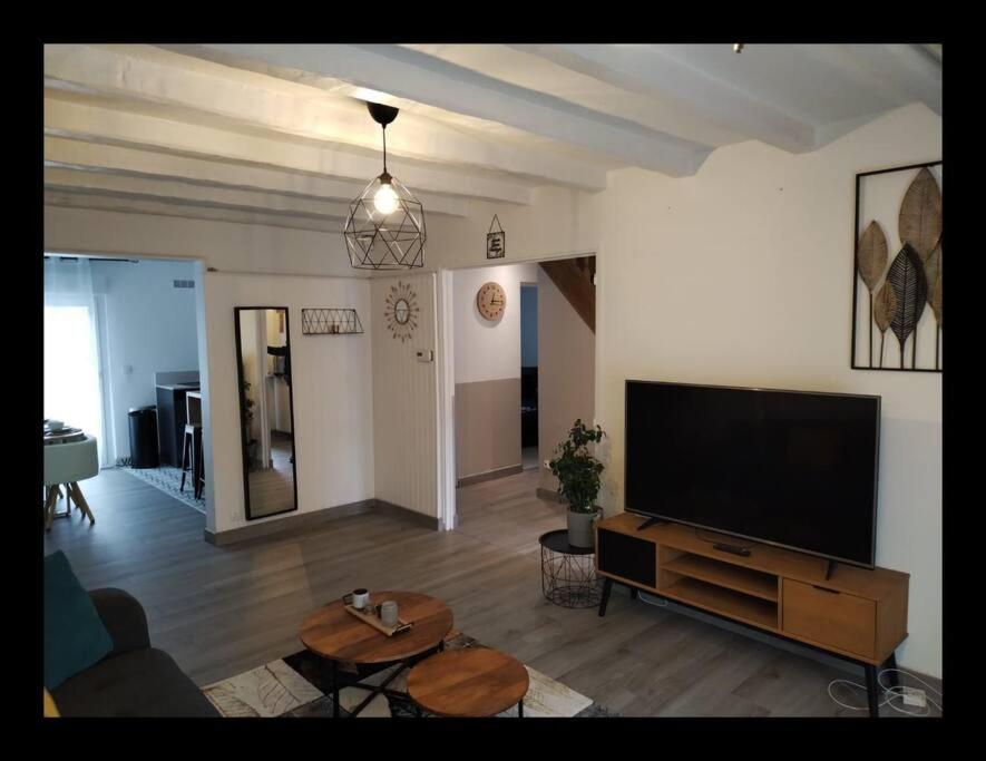 sala de estar con TV de pantalla plana grande en COSY HOME - Wifi - Paris/Orly - Accès 24/24 en Sainte-Geneviève-des-Bois