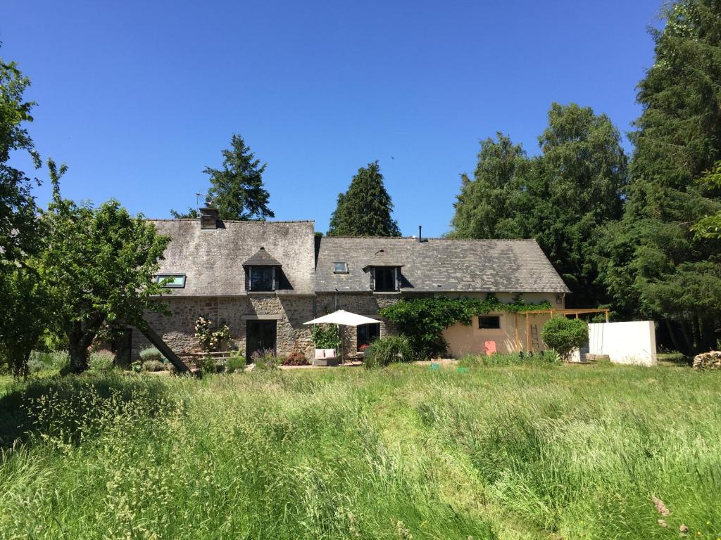 an old stone house in the middle of a field at L'Hôtié de Brocéliande, au coeur des sites naturels et légendaires in Paimpont