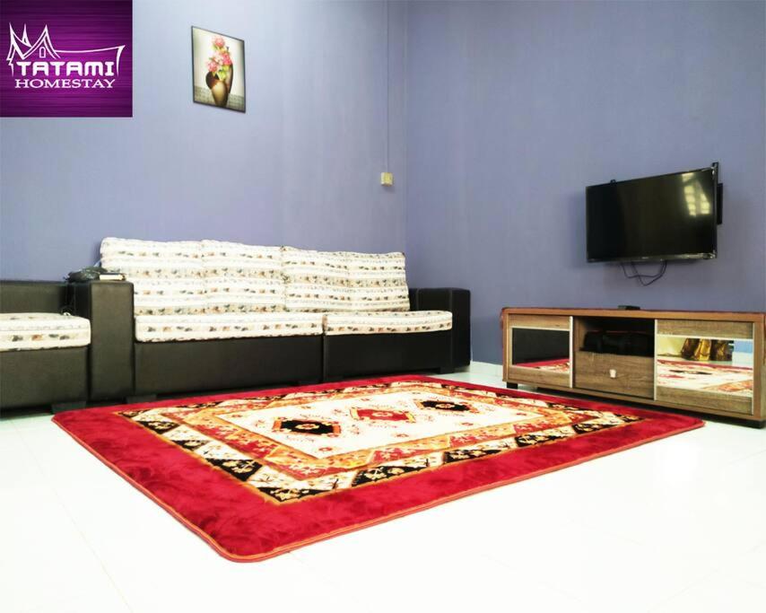 uma sala de estar com um sofá e um tapete em Tatami Homestay UIA Gombak em Kuala Lumpur
