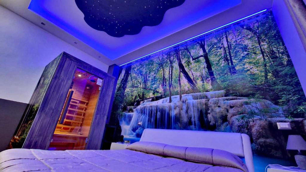 una camera da letto con un grande murale di una foresta di Baby Suite ad Alberobello