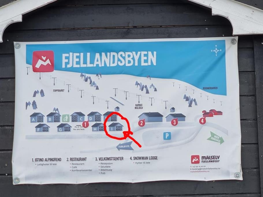 a sign on the side of a building at Målselv Fjellandsby selveierleilighet in Bergset