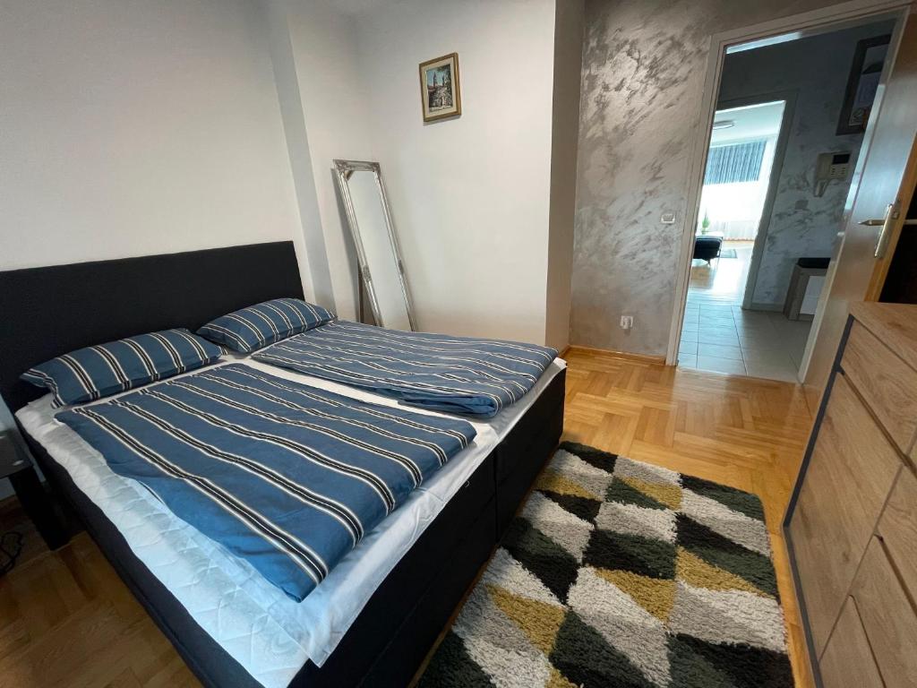 Postel nebo postele na pokoji v ubytování Korzo Osijek 2