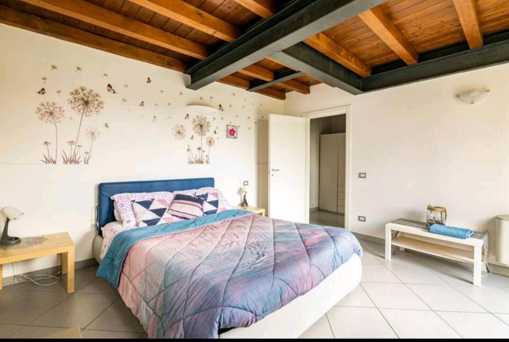 een slaapkamer met een bed en een houten plafond bij La camera di cavazzona in Cavazzona