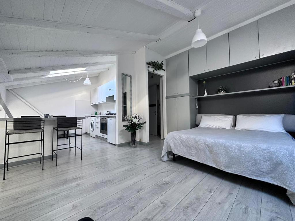 1 dormitorio con 1 cama grande y cocina en Angel, en Trieste