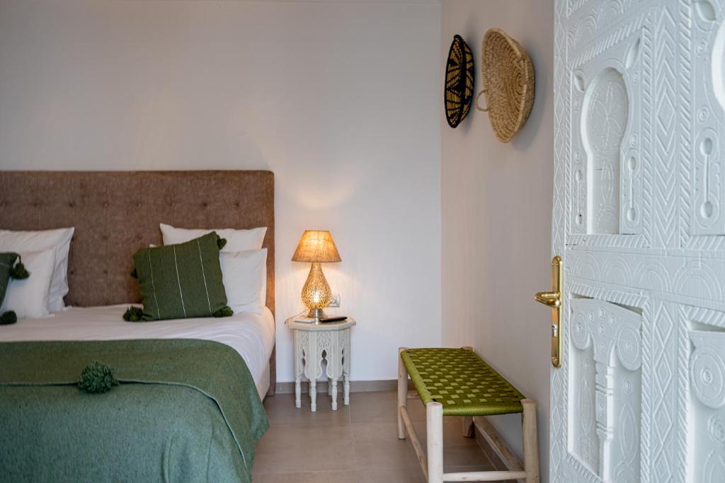 Un pat sau paturi într-o cameră la Riad Dar Blanche & Spa