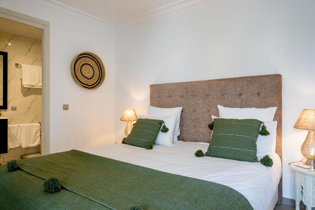 Un pat sau paturi într-o cameră la Riad Dar Blanche & Spa