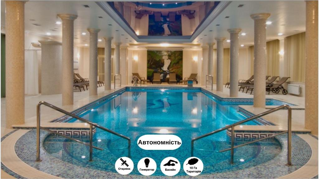una grande piscina nella hall dell'hotel di Solva Resort & SPA a Polyana