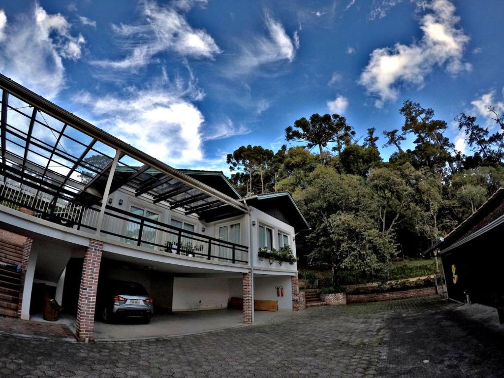 una casa con un balcón en el lateral. en Suites Campestres CDG, en Rio Negrinho