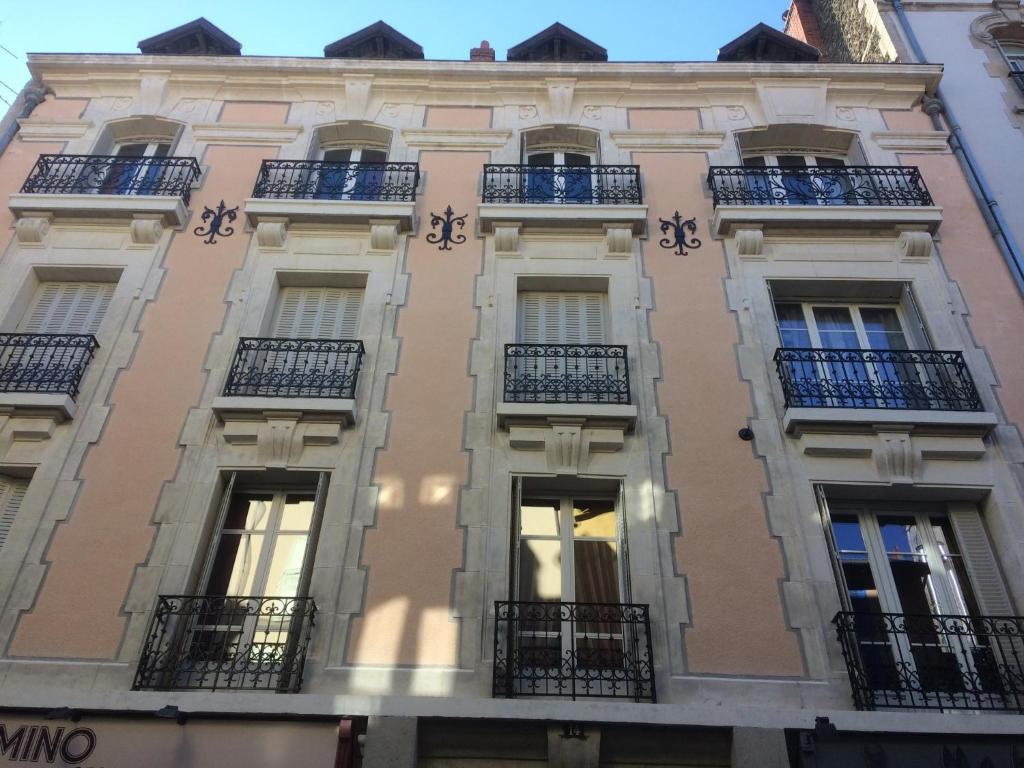 - un bâtiment avec balcon dans une rue de la ville dans l'établissement Maison Pignol, au Puy-en-Velay