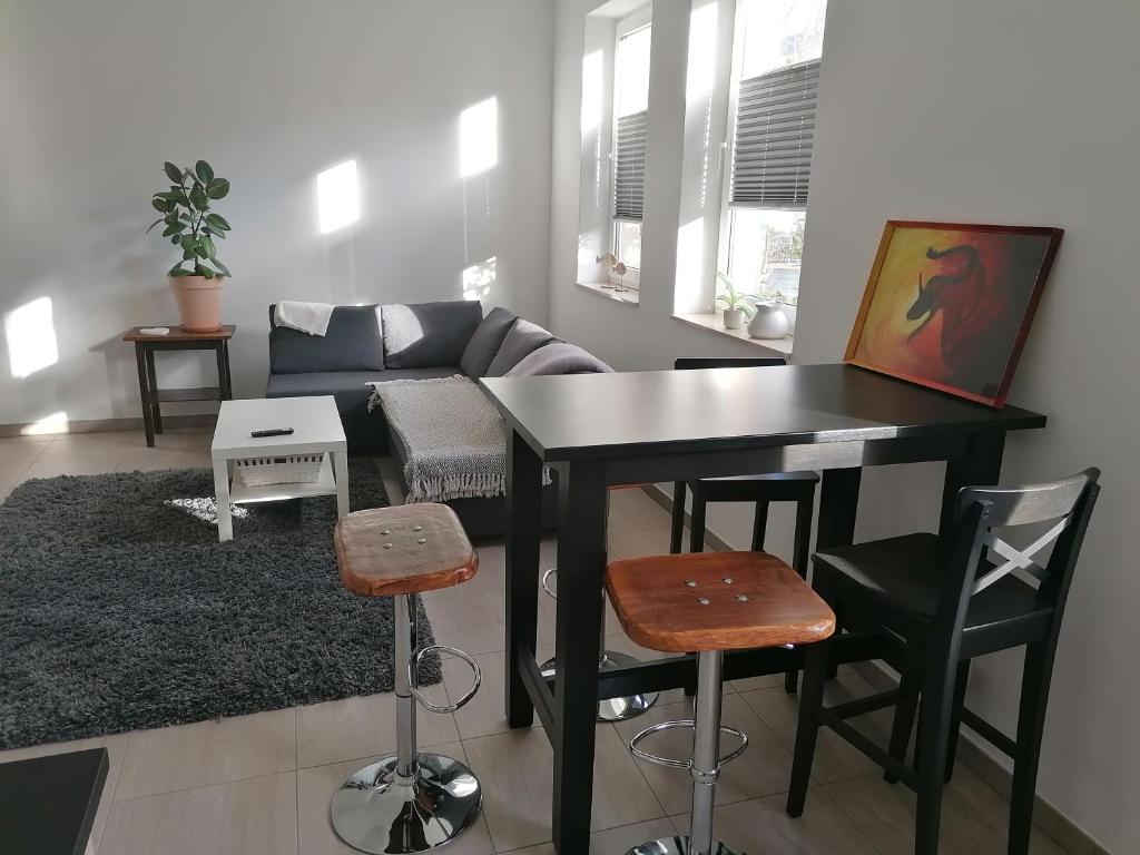 sala de estar con mesa, sillas y sofá en Chill-out, en Heilbad Heiligenstadt