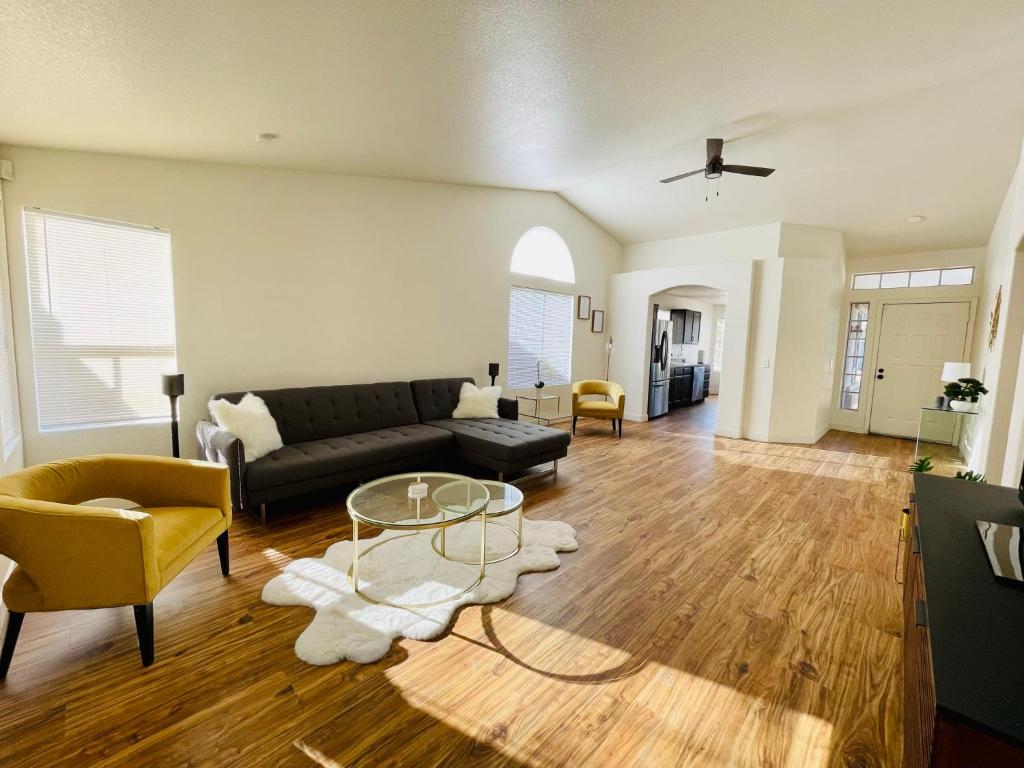 Glendale Gem with Pool & Office in Prime Location, Glendale (updated prices 2024)