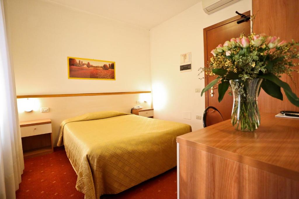 Postel nebo postele na pokoji v ubytování Hotel Due Ragni e Ristorante