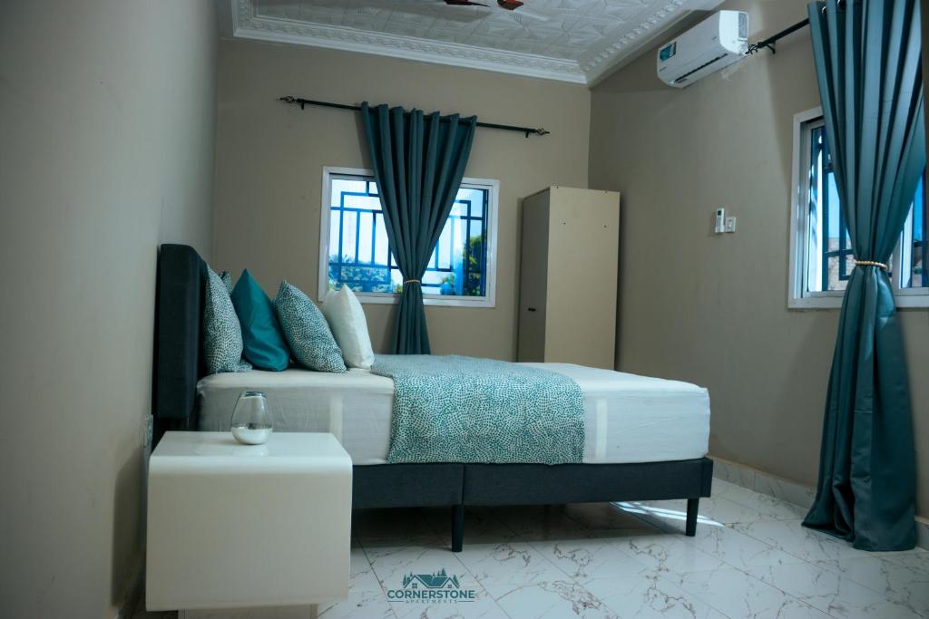 Postel nebo postele na pokoji v ubytování CORNERSTONE APARTMENTS