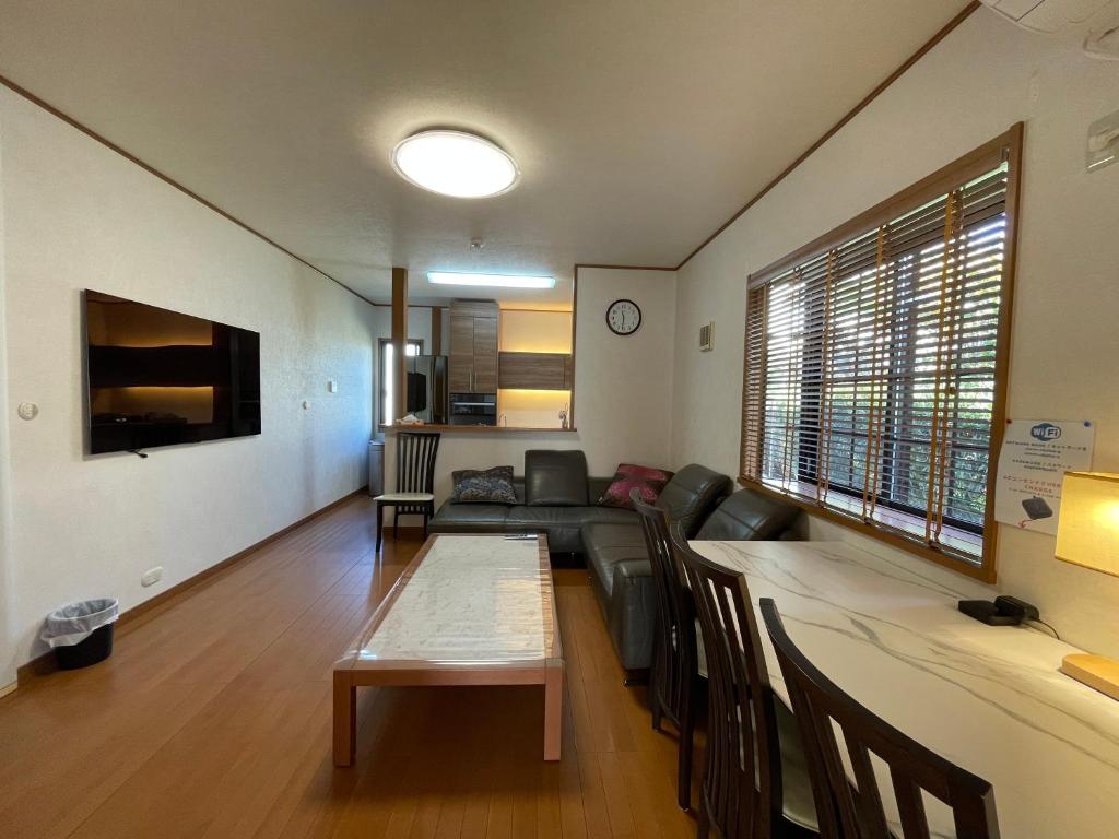 TV a/nebo společenská místnost v ubytování 弓ヶ浜海水浴場徒歩1分! 一棟貸別荘! Yumigahama Beach House & BBQ!