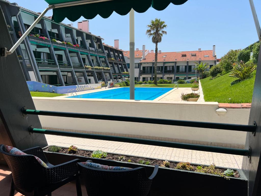 vistas a la piscina desde el balcón de un edificio en Golden Rock Beach Apartment en Pedra Do Ouro