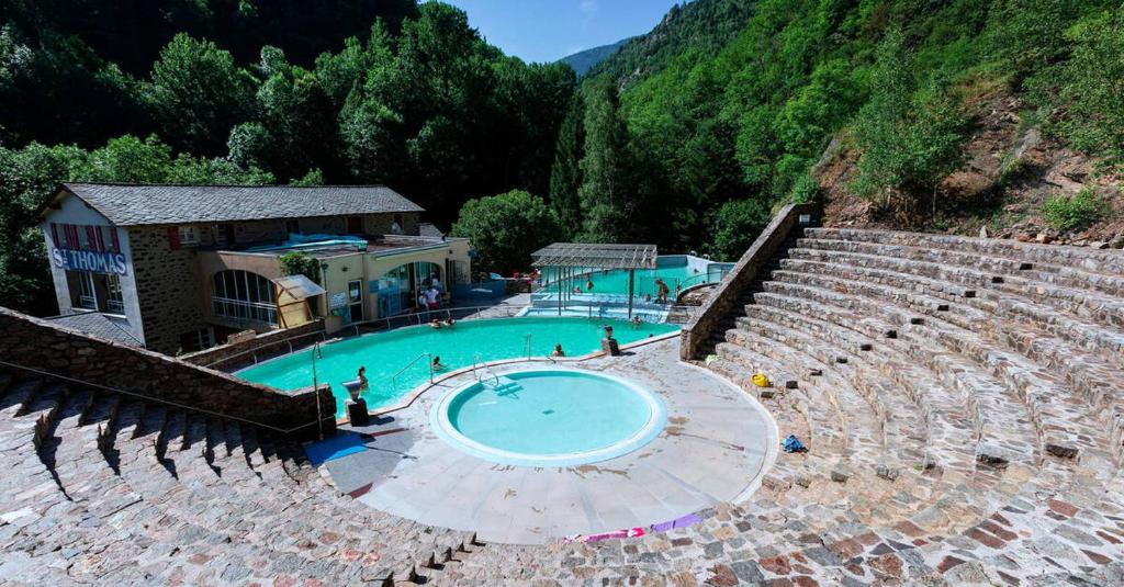 - une vue sur la piscine d'un amphithéâtre dans l'établissement Gite Le Canigou 3* dans un Mas typique catalan, à Prades