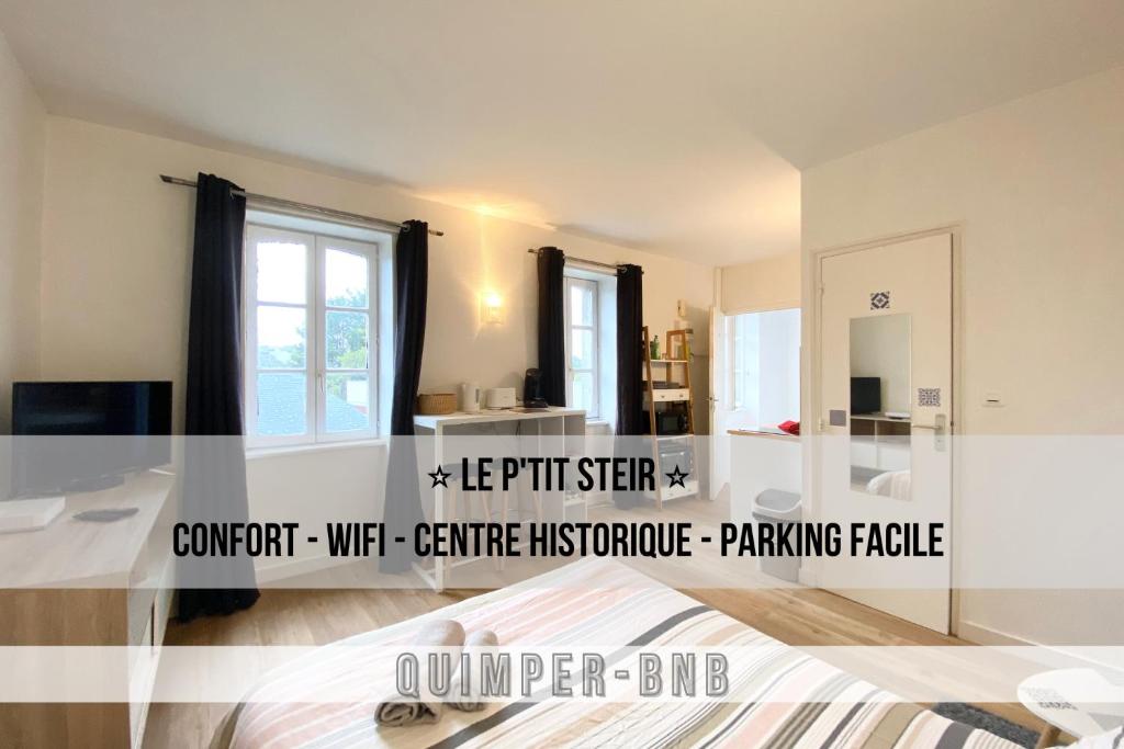 salon z dużym białym pokojem z lustrem w obiekcie LE PTIT STEIR - CALME - WIFI - CENTRE VILLE - ENTREE AUTONOME w mieście Quimper