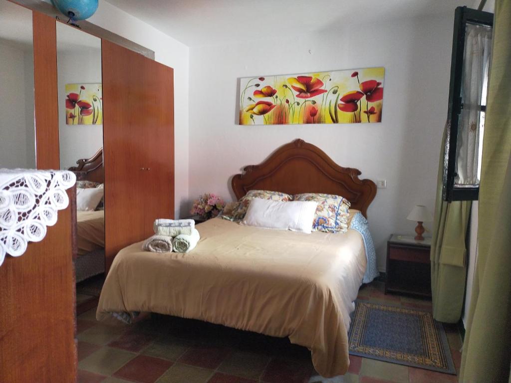 Alborada Dos في Alcalá del Río: غرفة نوم مع سرير مع اللوح الأمامي الخشبي