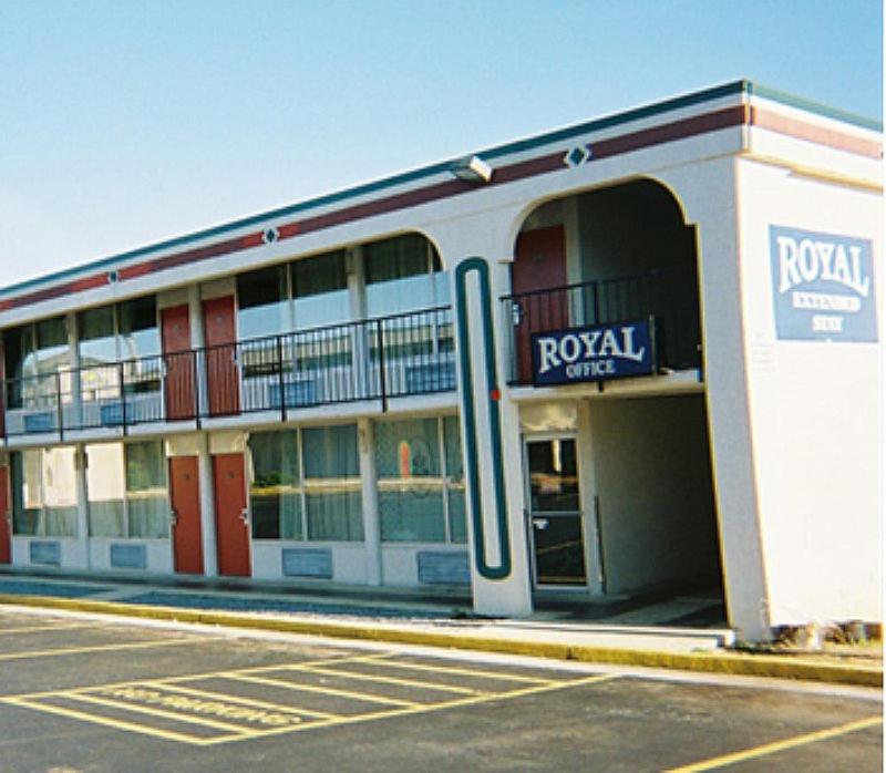 Um edifício com um letreiro do clube de aluguer Rory. em Royal Extended Stay em Alcoa